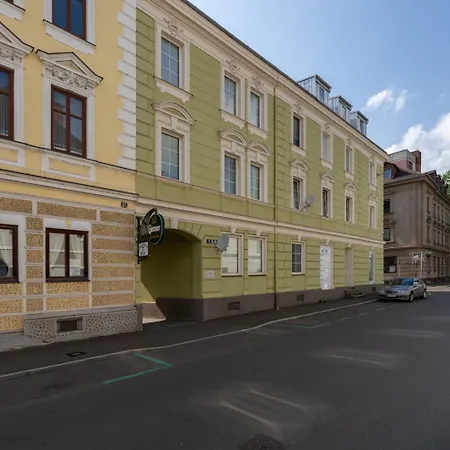 Spacious 7-person Leoben - Ideal For Workers, Groups & Family Apartment