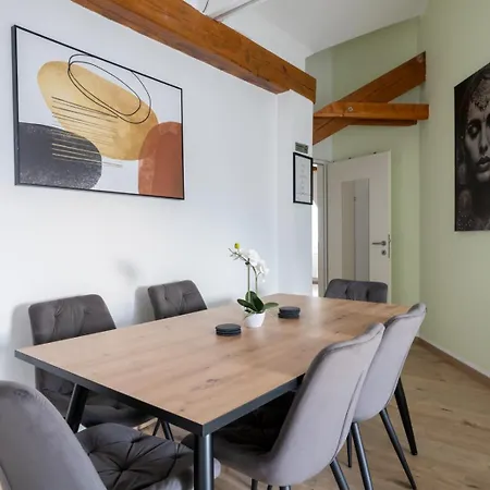 Spacious 7-person Leoben - Ideal For Workers, Groups & Family