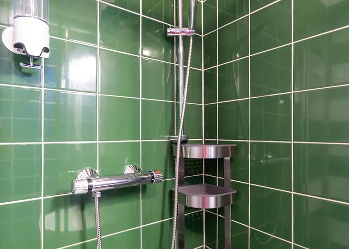 Spacious 7-person - Ideal For Workers, Groups & Family לאובן