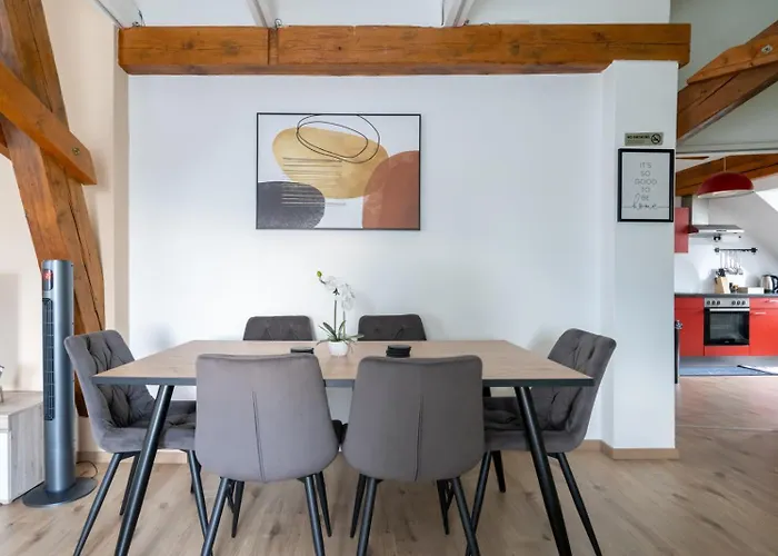 Spacious 7-person - Ideal For Workers, Groups & Family דירה