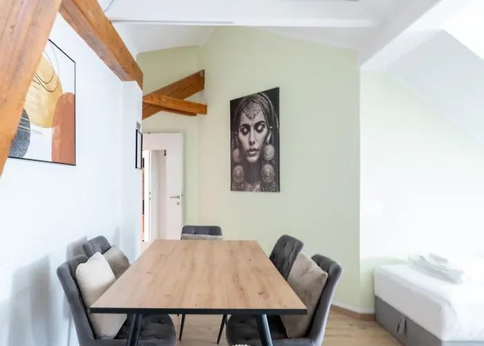 Spacious 7-person - Ideal For Workers, Groups & Family דירה *